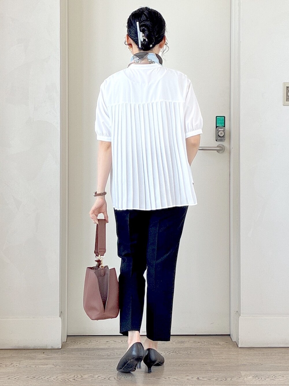 ホワイト系のシャツ/ブラウス、ブラック系のその他パンツ、ブラウン系のトートバッグを着用したレディースの夏コーディネートの3枚目の写真