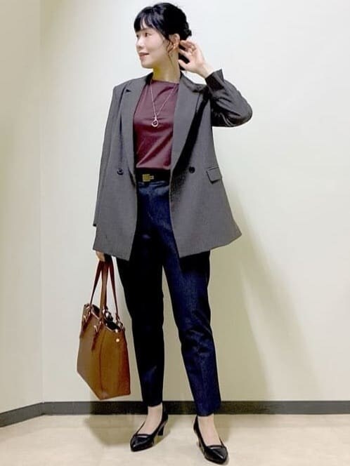 ブラウン系のテーラードジャケット、ブラウン系のTシャツ/カットソー、ブルー系のその他パンツを着用したレディースの秋コーディネートの8枚目の写真