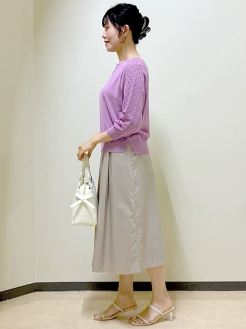 ピンク系のニット/セーター、ベージュ系のスカート、ブルー系のスカートを着用したレディースの夏コーディネートの2枚目の写真