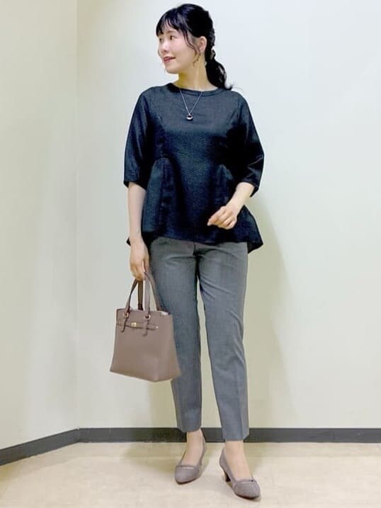 ブラック系のシャツ/ブラウス、ブラック系のその他パンツ、ブルー系のTシャツ/カットソーを着用したレディースの秋コーディネートの8枚目の写真