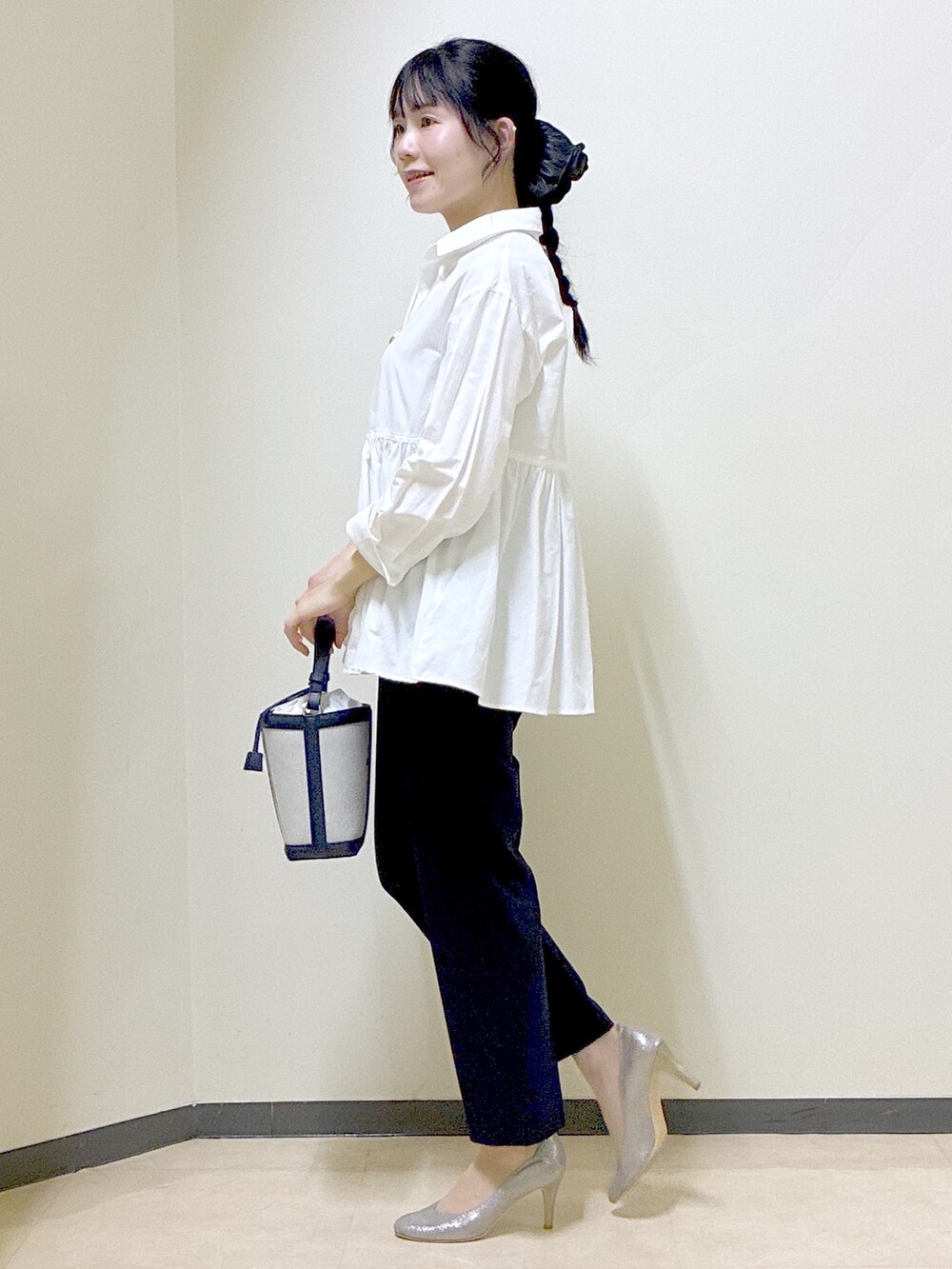 ブルー系のカーディガン/ボレロ、ブルー系のその他パンツ、ブルー系のショルダーバッグを着用したレディースの春コーディネートの2枚目の写真