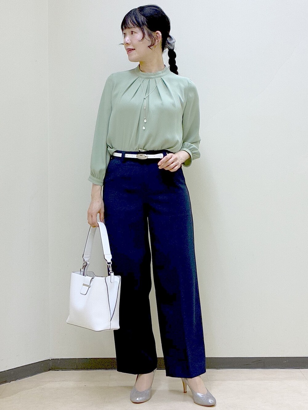 グリーン系のシャツ/ブラウス、グレー系のノーカラージャケット、ブルー系のその他パンツを着用したレディースの春コーディネートの5枚目の写真