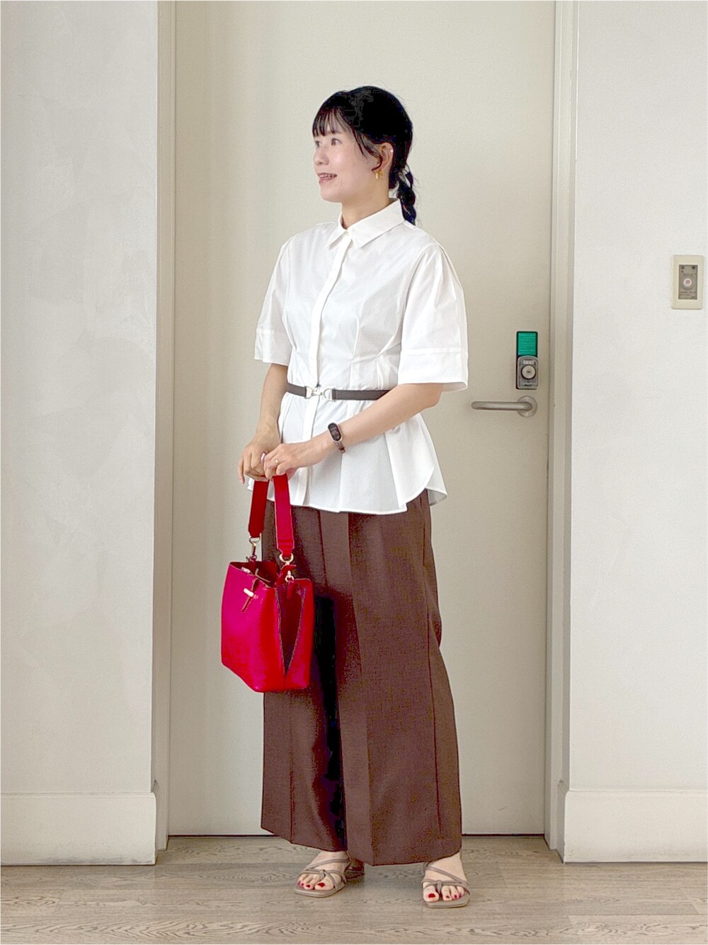 ホワイト系のシャツ/ブラウス、ブラウン系のその他パンツ、レッド系のトートバッグを着用したレディースの秋コーディネートの6枚目の写真