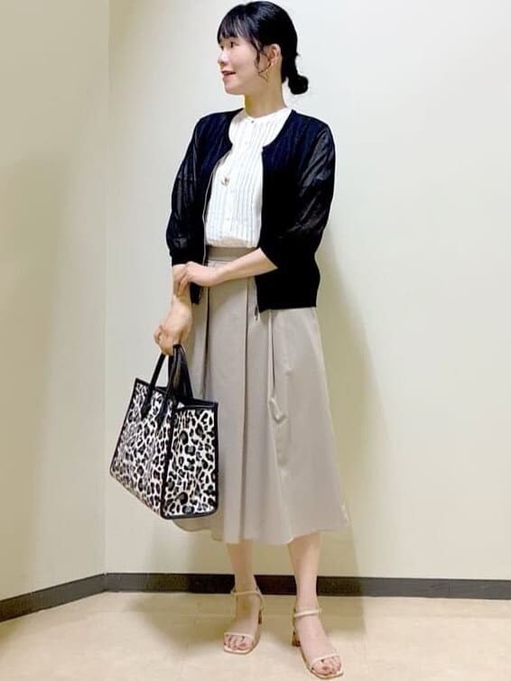 ブラック系のカーディガン/ボレロ、ホワイト系のシャツ/ブラウス、ベージュ系のスカートを着用したレディースの夏コーディネートの6枚目の写真