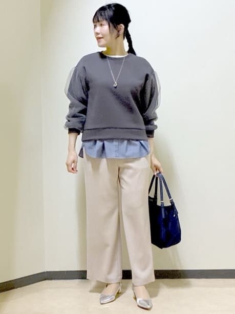 ベージュ系のその他パンツ、ブルー系のTシャツ/カットソー、ブルー系のその他パンツを着用したレディースの春コーディネートの5枚目の写真