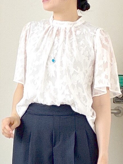 ホワイト系のその他トップス、ブルー系のカーディガン/ボレロ、ブルー系のその他パンツを着用したレディースの夏コーディネートの7枚目の写真