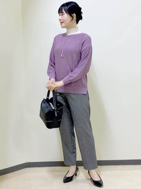 ピンク系のニット/セーター、ベージュ系のニット/セーター、ブラック系のその他パンツを着用したレディースの冬コーディネートの6枚目の写真