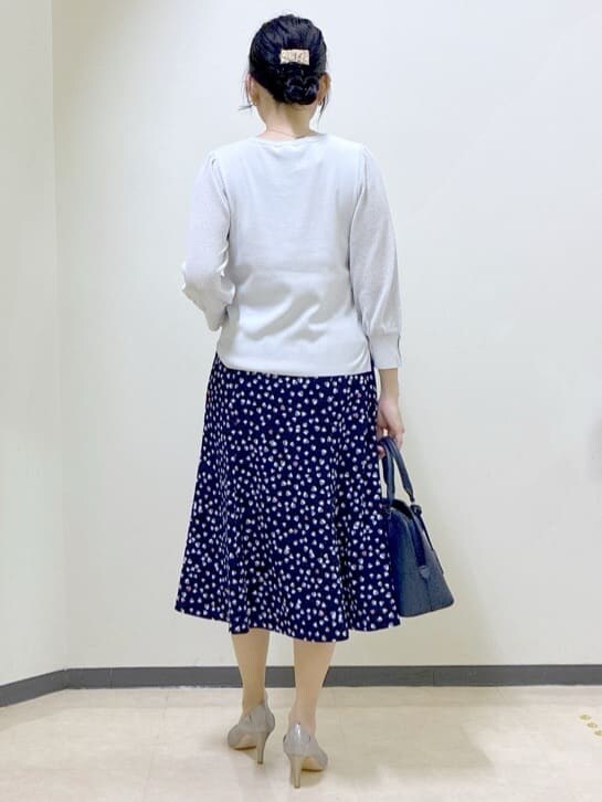グレー系のニット/セーター、ブルー系のノーカラージャケット、ブルー系のスカートを着用したレディースの冬コーディネートの3枚目の写真