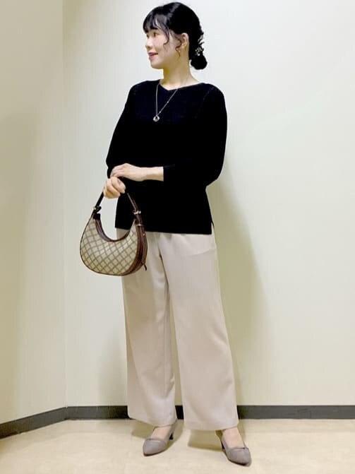 ブラック系のニット/セーター、ベージュ系のその他パンツ、イエロー系のショルダーバッグを着用したレディースの秋コーディネートの6枚目の写真