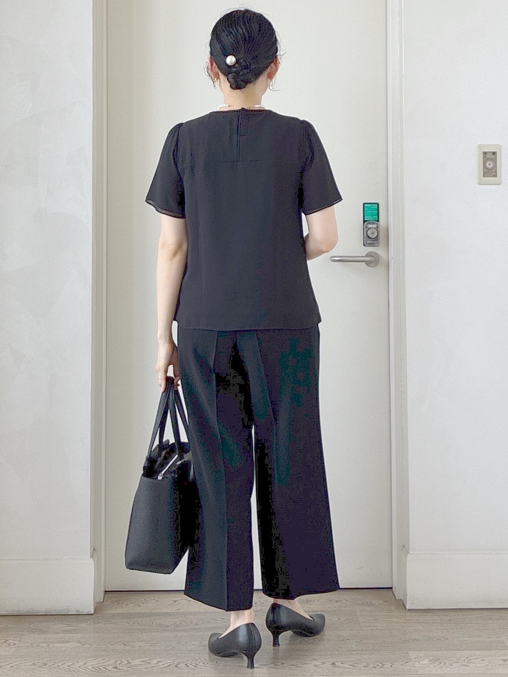 ブラック系のシャツ/ブラウス、ブラック系のその他パンツ、グレー系のテーラードジャケットを着用したレディースの夏コーディネートの3枚目の写真