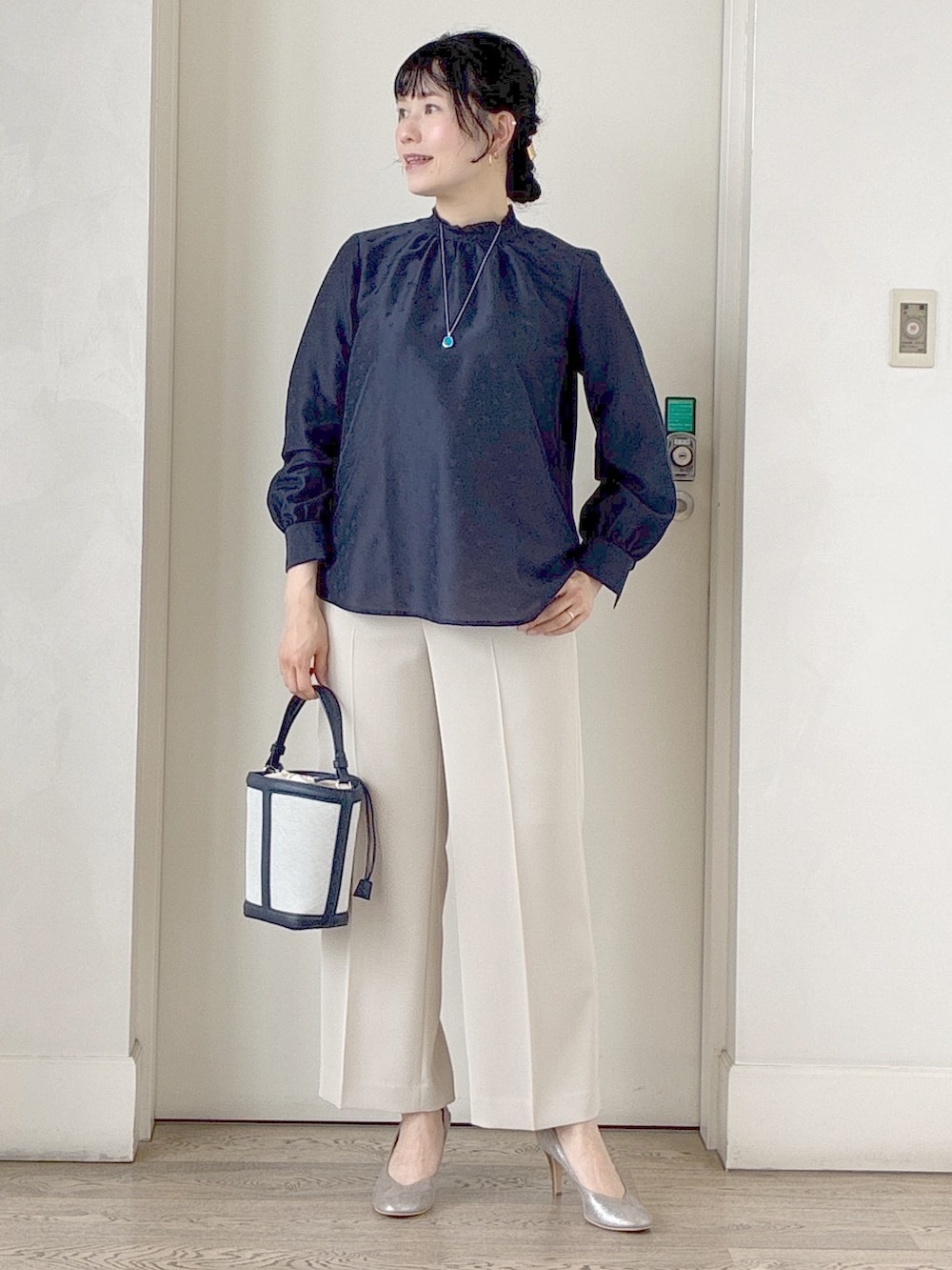 ブルー系のシャツ/ブラウス、ベージュ系のその他パンツ、ブルー系のショルダーバッグを着用したレディースの夏コーディネートの7枚目の写真