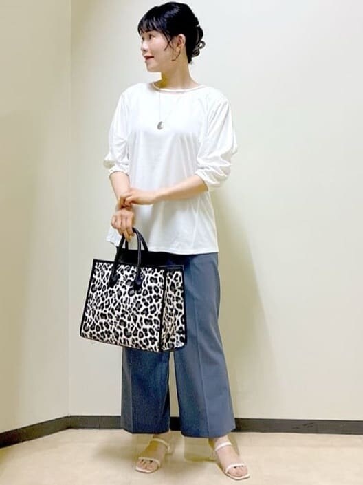 ホワイト系のTシャツ/カットソー、ブルー系のその他パンツ、ブルー系のTシャツ/カットソーを着用したレディースの夏コーディネートの5枚目の写真
