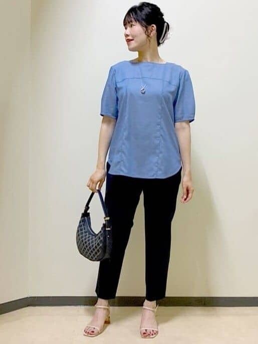 ブルー系のシャツ/ブラウス、ブルー系のその他パンツ、グレー系のカーディガン/ボレロを着用したレディースの夏コーディネートの8枚目の写真