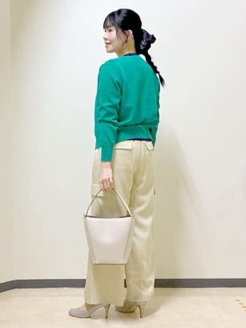 ベージュ系のその他パンツ、ベージュ系のショルダーバッグ、グリーン系のニット/セーターを着用したレディースの春コーディネートの4枚目の写真