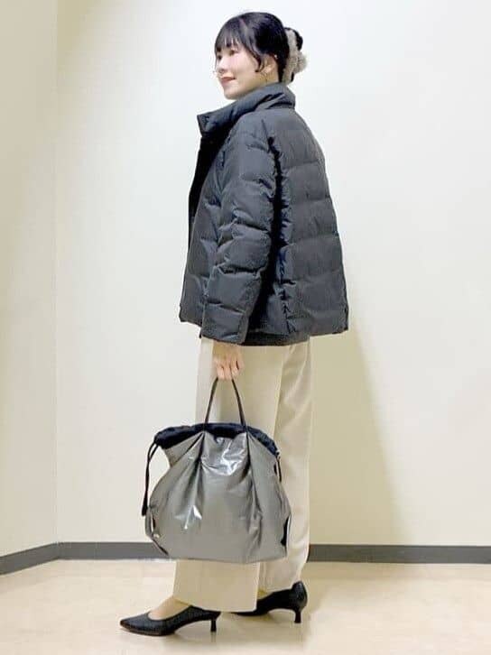 グレー系のニット/セーター、ブルー系のシャツ/ブラウス、ベージュ系のその他パンツを着用したレディースの冬コーディネートの10枚目の写真