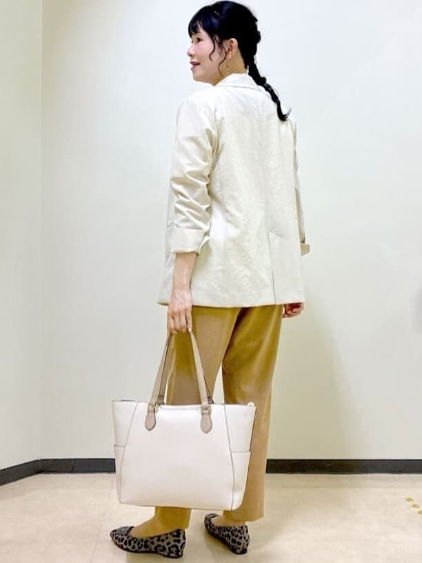 ベージュ系のテーラードジャケット、ホワイト系のTシャツ/カットソー、イエロー系のその他パンツを着用したレディースの秋コーディネートの4枚目の写真