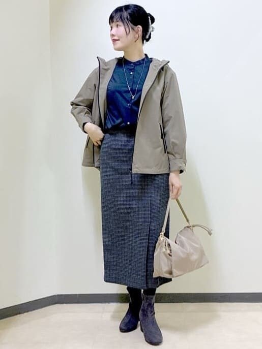 グリーン系のブルゾン、ブルー系のシャツ/ブラウス、グレー系のスカートを着用したレディースの冬コーディネートの8枚目の写真