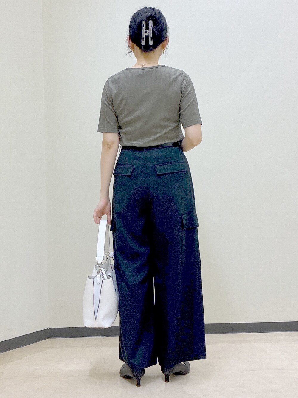 グリーン系のTシャツ/カットソー、グレー系のブルゾン、ブラック系のその他パンツを着用したレディースの春コーディネートの3枚目の写真
