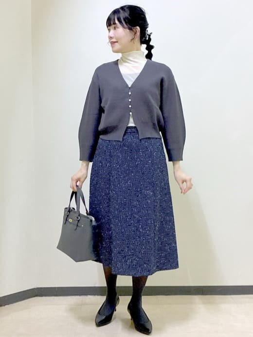グレー系のカーディガン/ボレロ、ブラック系のタンクトップ、ホワイト系のTシャツ/カットソーを着用したレディースの冬コーディネートの10枚目の写真