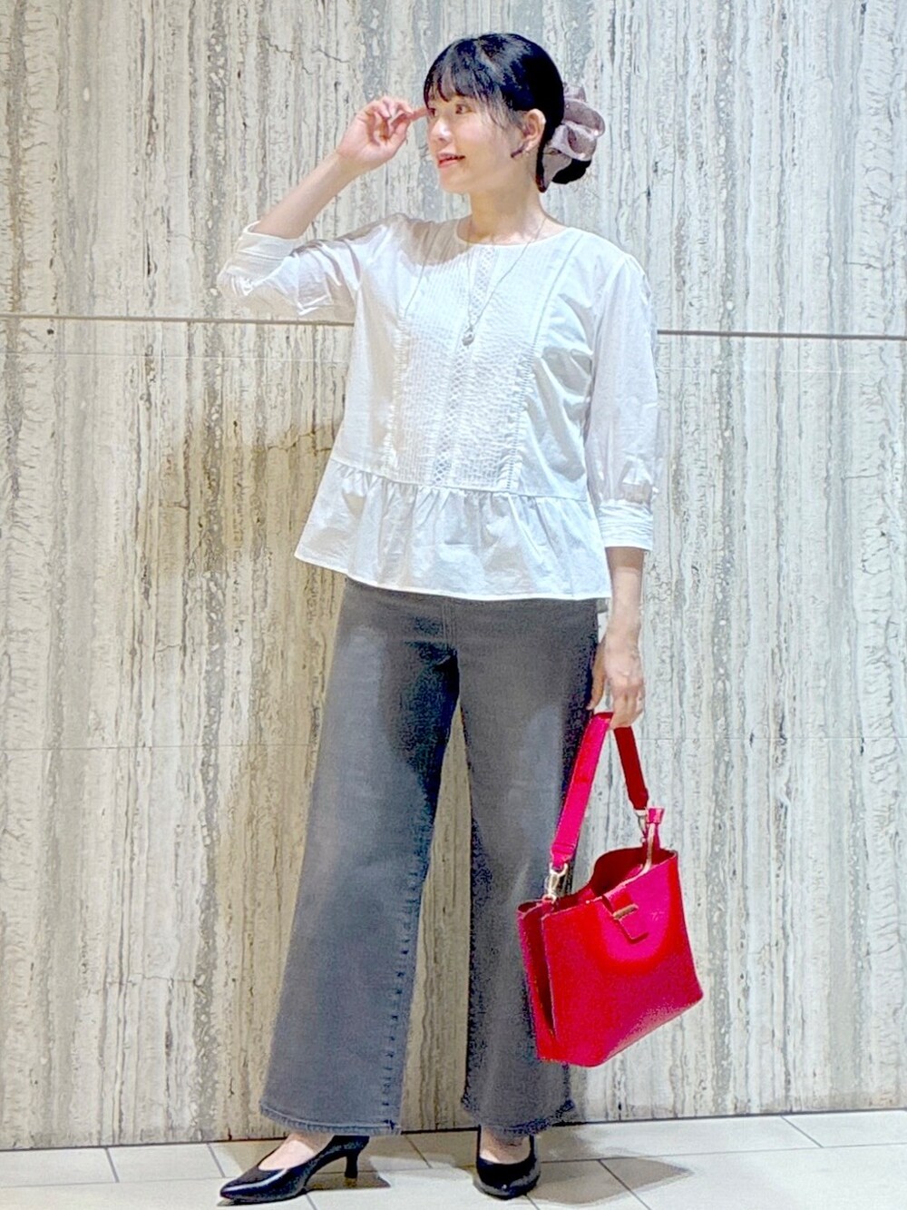 ホワイト系のシャツ/ブラウス、ブラウン系のシャツ/ブラウス、ブラック系のデニムパンツを着用したレディースの秋コーディネートの4枚目の写真