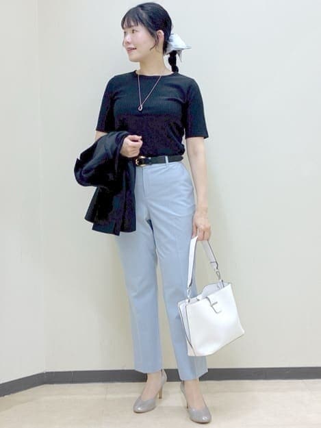 ホワイト系のシャツ/ブラウス、ブラック系のTシャツ/カットソー、ブルー系のシャツ/ブラウスを着用したレディースの冬コーディネートの8枚目の写真