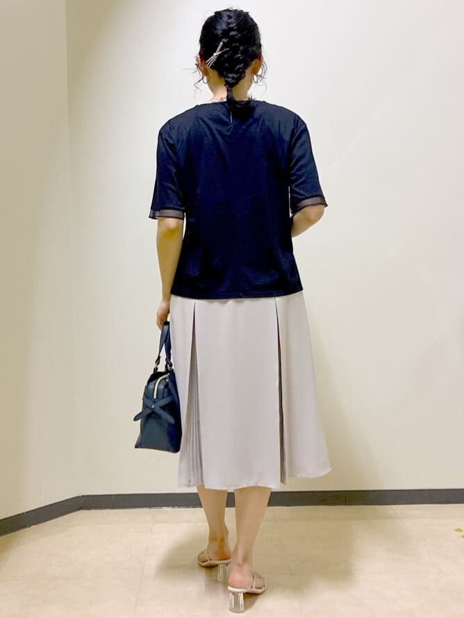 ブルー系のTシャツ/カットソー、ベージュ系のスカート、グリーン系のTシャツ/カットソーを着用したレディースの夏コーディネートの3枚目の写真