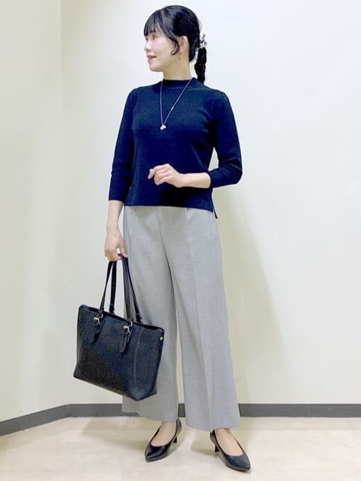 ブルー系のニット/セーター、グレー系のその他パンツ、グレー系のテーラードジャケットを着用したレディースの冬コーディネートの7枚目の写真