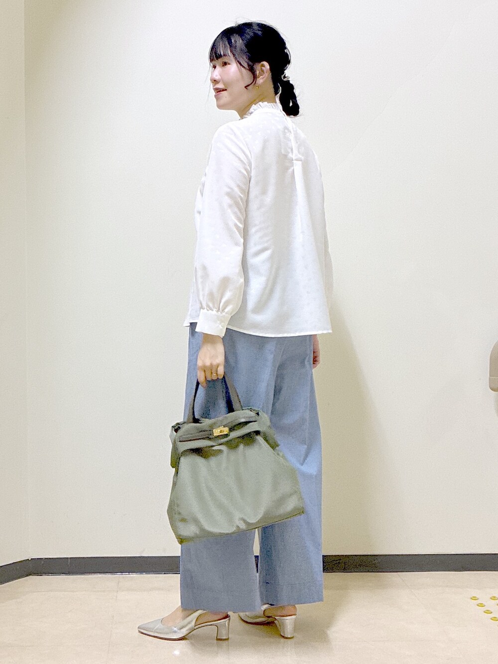 ホワイト系のシャツ/ブラウス、ブルー系のその他パンツ、ブラック系のステンカラーコートを着用したレディースの春コーディネートの4枚目の写真