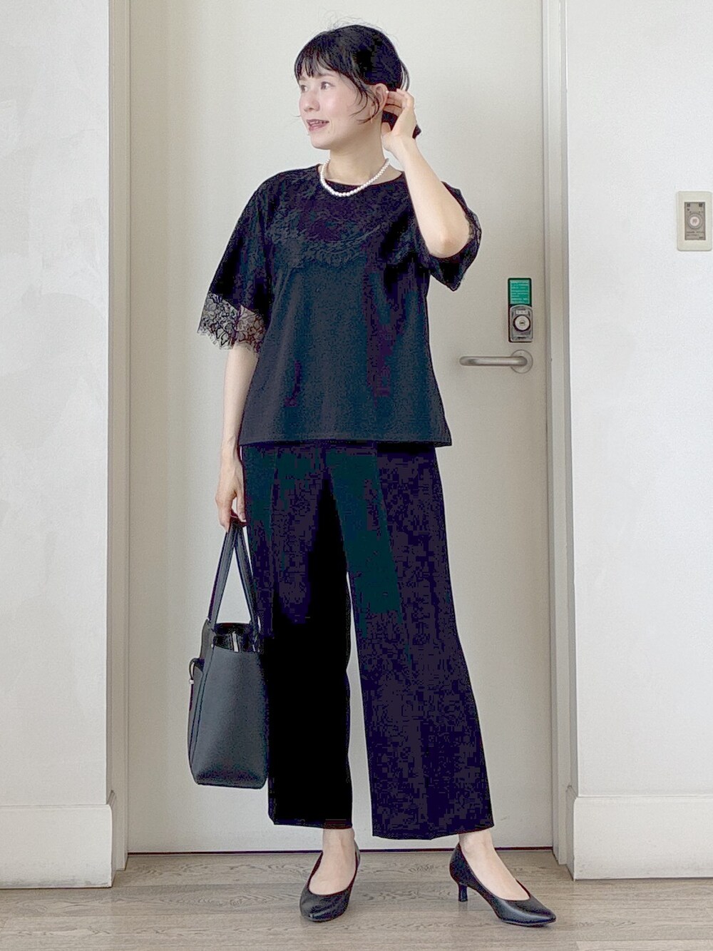 ブラック系のTシャツ/カットソー、ブラック系のその他パンツ、ブラック系のトートバッグを着用したレディースの夏コーディネートの9枚目の写真