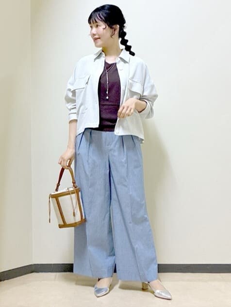 グレー系のブルゾン、ブラウン系のニット/セーター、ブルー系のその他パンツを着用したレディースの春コーディネートの8枚目の写真