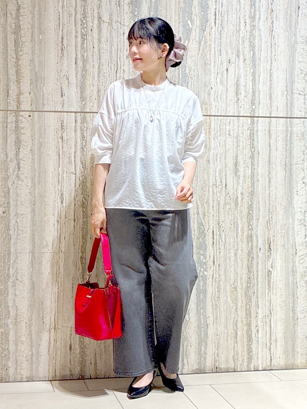 ホワイト系のシャツ/ブラウス、ピンク系のシャツ/ブラウス、ブラック系のデニムパンツを着用したレディースの秋コーディネートの8枚目の写真