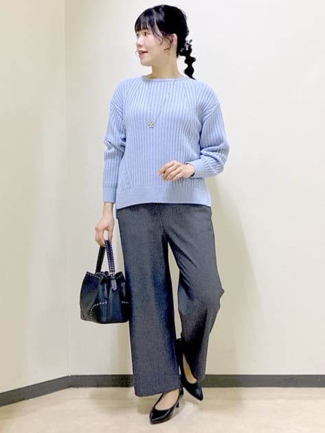 ブルー系のニット/セーター、ブルー系のその他パンツ、ブルー系のダウンジャケット/コートを着用したレディースの冬コーディネートの5枚目の写真