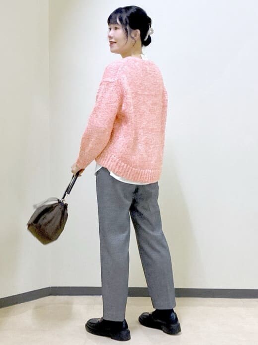 レッド系のニット/セーター、ホワイト系のTシャツ/カットソー、ブラック系のその他パンツを着用したレディースの冬コーディネートの4枚目の写真