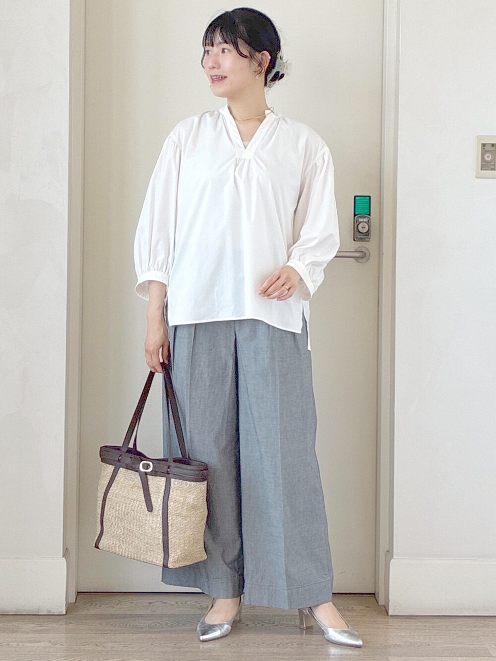 ホワイト系のシャツ/ブラウス、ベージュ系のタンクトップ、ブラック系のその他パンツを着用したレディースの夏コーディネートの5枚目の写真
