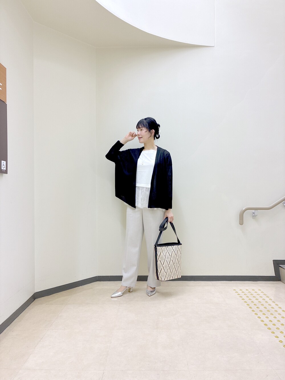ブラック系のカーディガン/ボレロ、ホワイト系のTシャツ/カットソー、ベージュ系のその他パンツを着用したレディースの春コーディネートの6枚目の写真