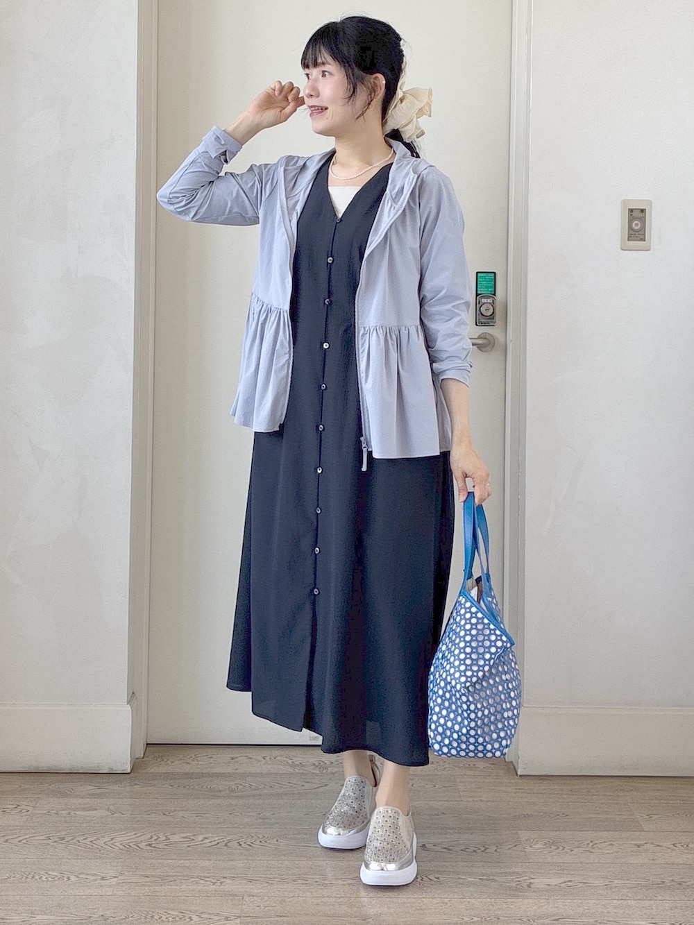 ブルー系のワンピース、ブルー系のブルゾン、ブルー系のトートバッグを着用したレディースの春コーディネートの6枚目の写真