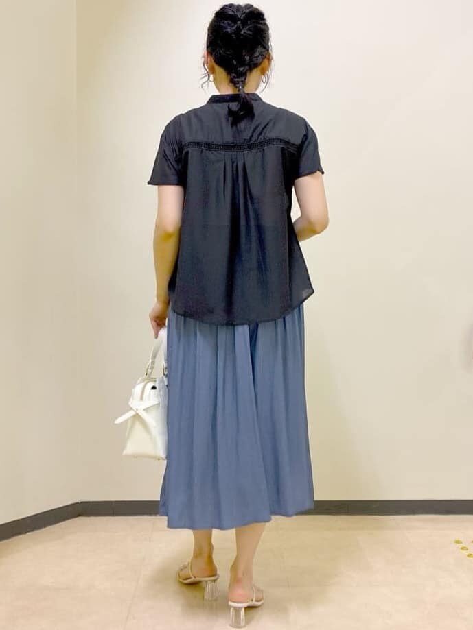 ブラック系のシャツ/ブラウス、ブルー系のその他パンツ、ホワイト系のトートバッグを着用したレディースの夏コーディネートの3枚目の写真