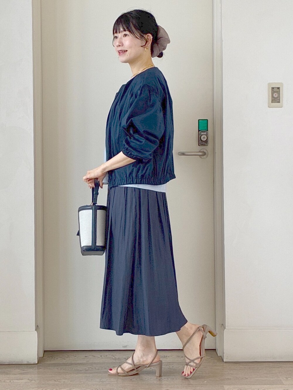 ブルー系のブルゾン、ブルー系のTシャツ/カットソー、ブルー系のその他パンツを着用したレディースの夏コーディネートの2枚目の写真