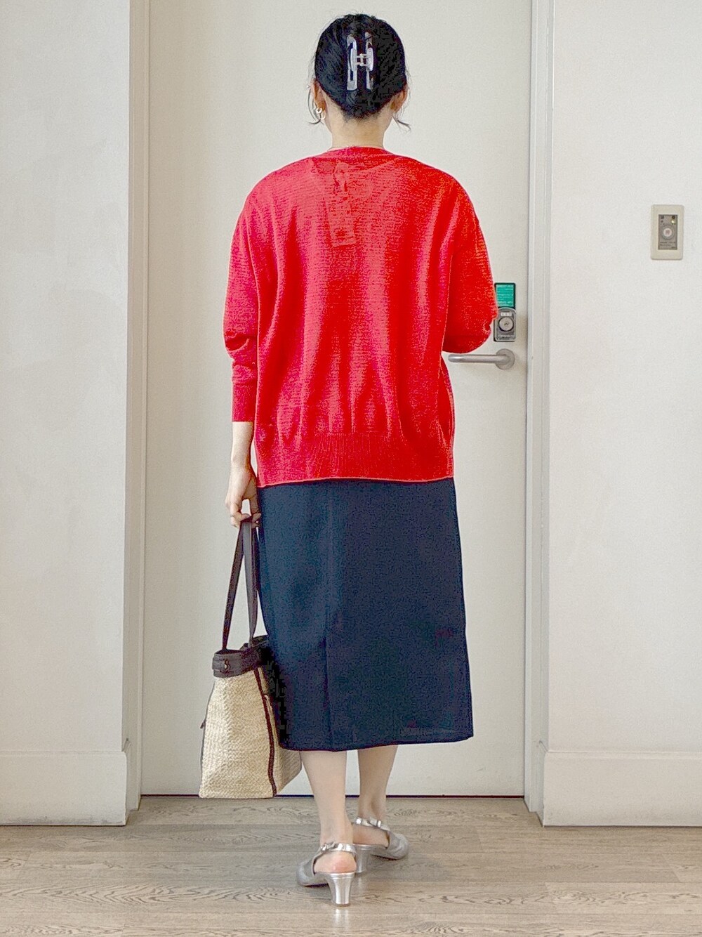 オレンジ系のカーディガン/ボレロ、ホワイト系のTシャツ/カットソー、ブルー系のスカートを着用したレディースの夏コーディネートの3枚目の写真