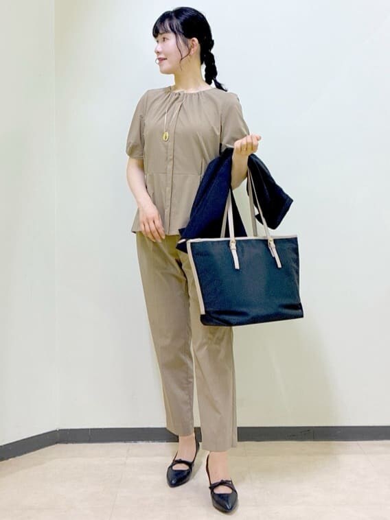イエロー系のシャツ/ブラウス、イエロー系のその他パンツ、イエロー系のスカートを着用したレディースの夏コーディネートの7枚目の写真