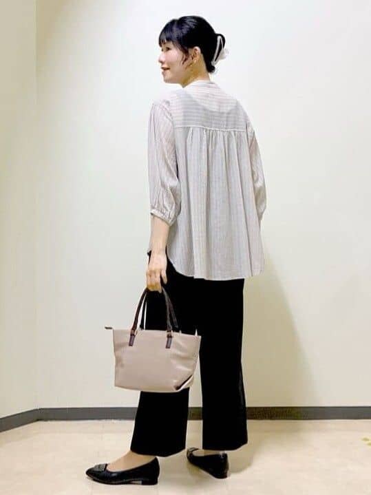 グレー系のシャツ/ブラウス、ブラック系のタンクトップ、ブラック系のその他パンツを着用したレディースの夏コーディネートの4枚目の写真