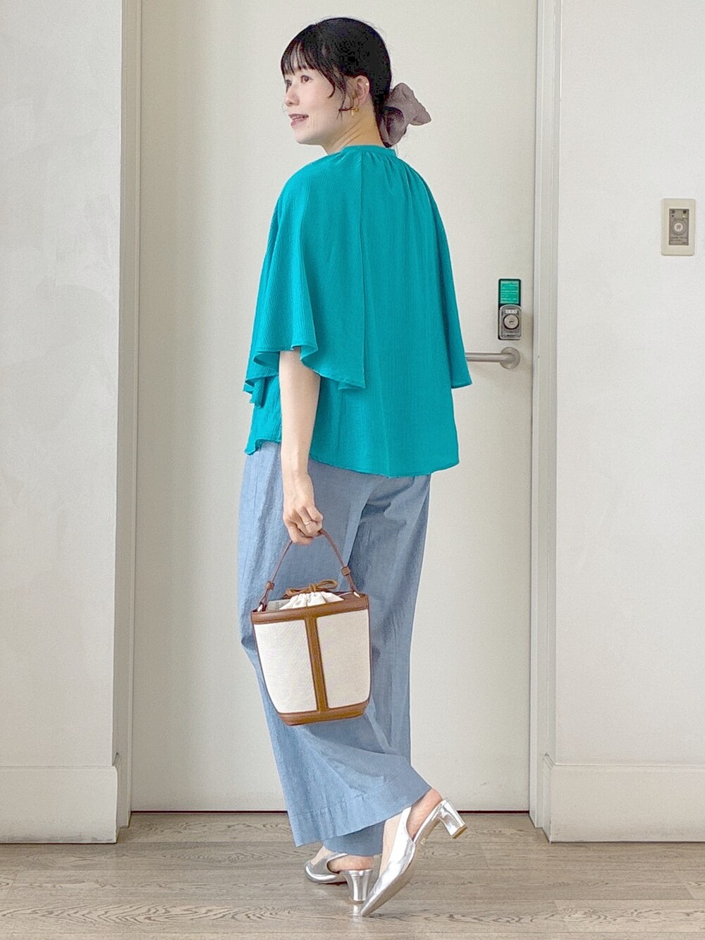 ブルー系のシャツ/ブラウス、グレー系のタンクトップ、ブルー系のその他パンツを着用したレディースの夏コーディネートの4枚目の写真