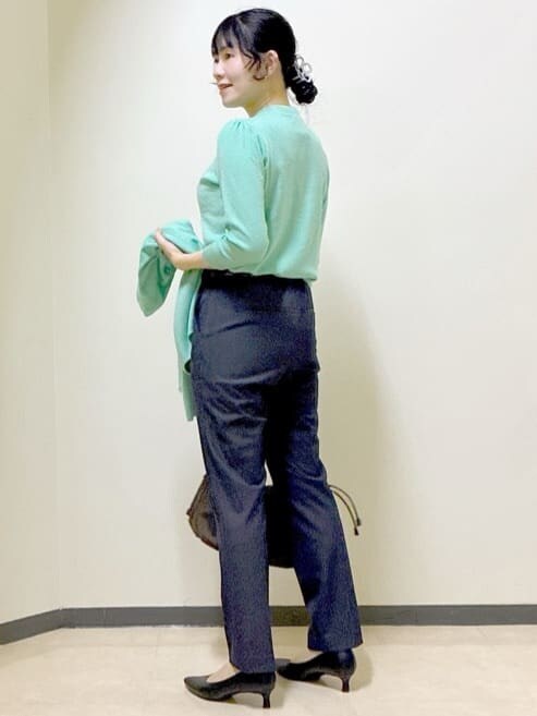 グリーン系のニット/セーター、グリーン系のカーディガン/ボレロ、ブルー系のその他パンツを着用したレディースの冬コーディネートの3枚目の写真
