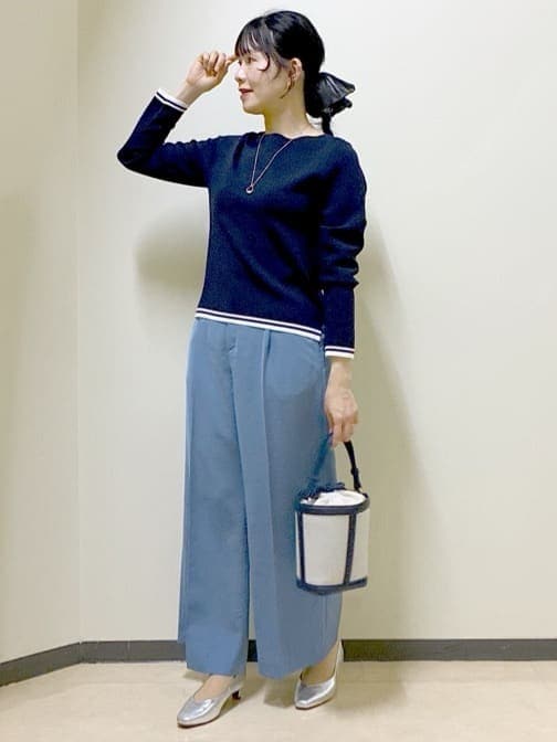 ブルー系のニット/セーター、ブルー系のその他パンツ、グレー系のパーカーを着用したレディースの春コーディネートの5枚目の写真