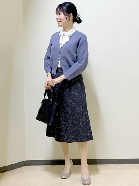 ブルー系のカーディガン/ボレロ、ホワイト系のシャツ/ブラウス、ブラック系のスカートを着用したレディースの冬コーディネートの5枚目の写真