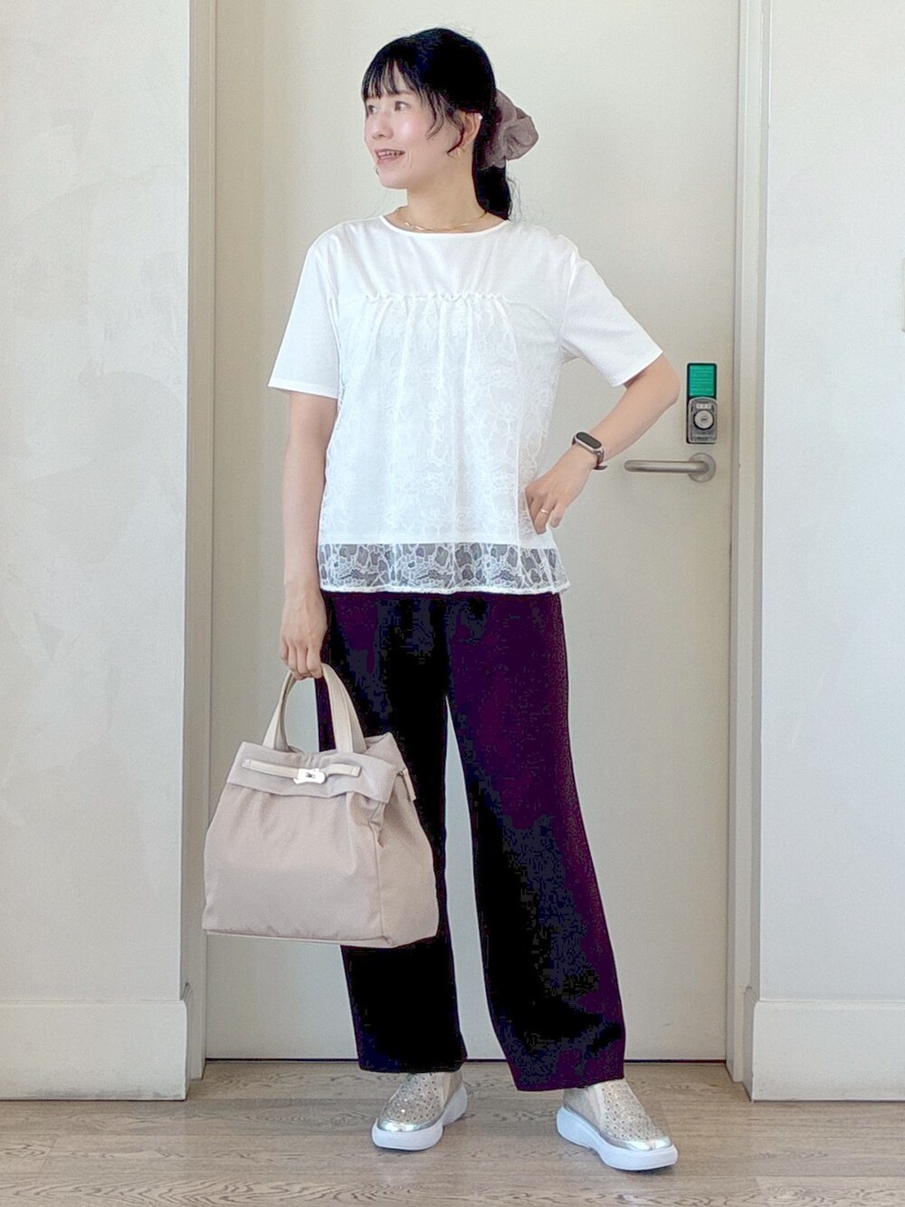 ホワイト系のTシャツ/カットソー、ブラウン系のその他パンツ、ベージュ系のトートバッグを着用したレディースの秋コーディネートの5枚目の写真