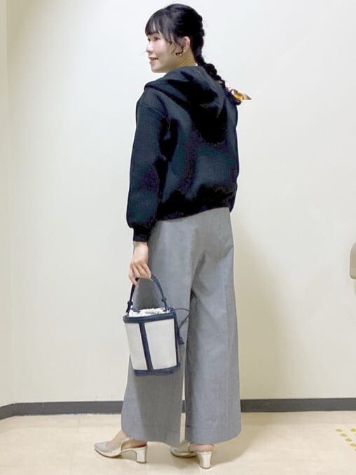 ブラック系のタンクトップ、ホワイト系のTシャツ/カットソー、ブラック系のその他パンツを着用したレディースの冬コーディネートの4枚目の写真