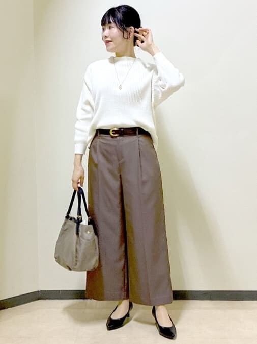 ホワイト系のニット/セーター、ブラウン系のその他パンツ、グレー系のノーカラーコートを着用したレディースの冬コーディネートの8枚目の写真