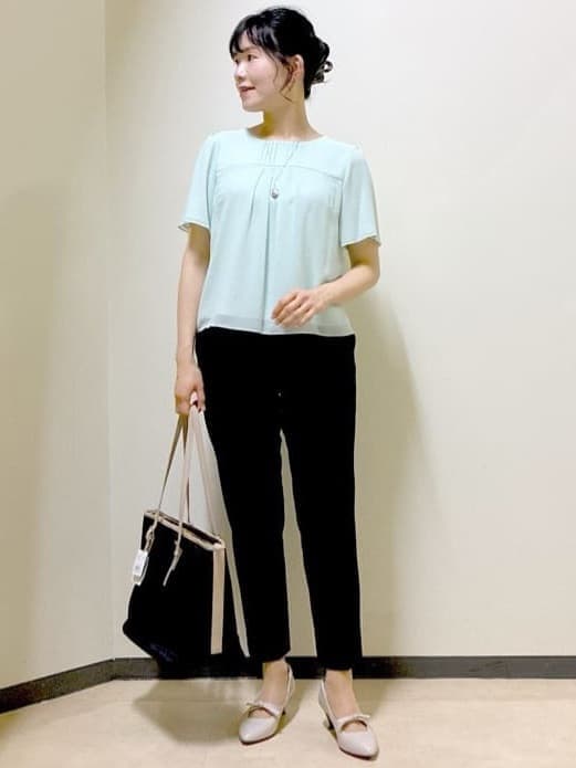 グリーン系のシャツ/ブラウス、ブルー系のその他パンツ、グレー系のカーディガン/ボレロを着用したレディースの夏コーディネートの6枚目の写真