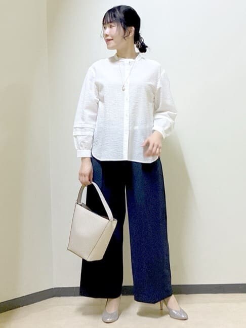 ホワイト系のシャツ/ブラウス、ブルー系のその他パンツ、パープル系のカーディガン/ボレロを着用したレディースの春コーディネートの8枚目の写真